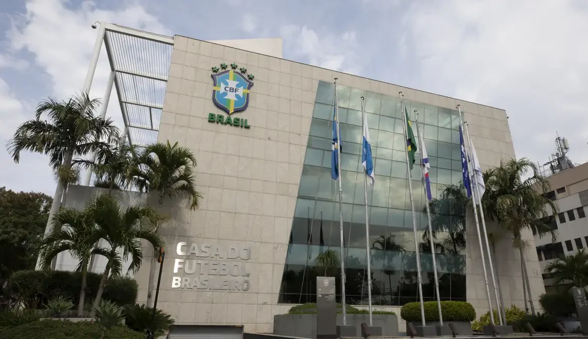 A Confederação Brasileira de Futebol (CBF) informou nesta sexta-feira (24) que o seu perfil no Instagram sofreu ataques racistas ao longo