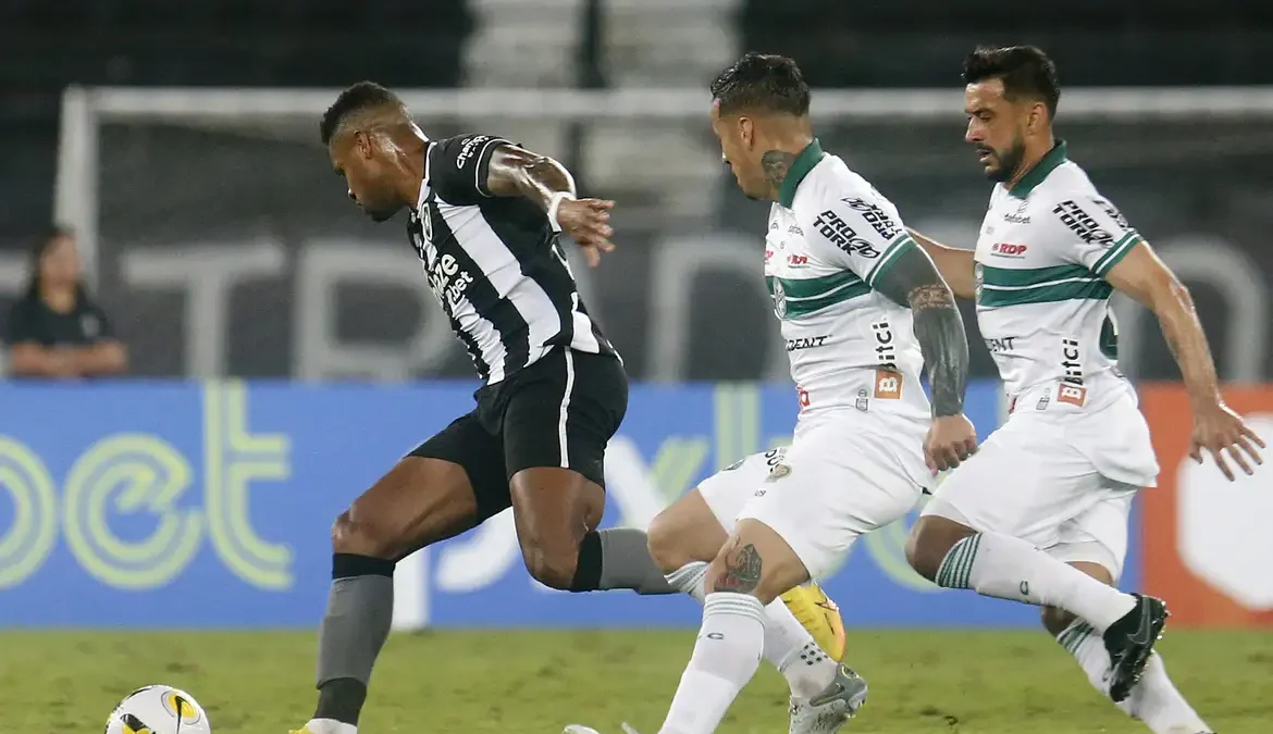 Brasileiro: Botafogo pega Coritiba tentando voltar à luta pelo título 1 Tentando retomar o caminho das vitórias no Campeonato Brasileiro, o Botafogo mede forças com o Coritiba, a partir das 21h30
