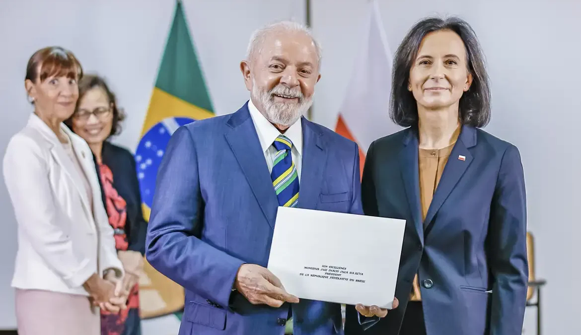 Lula recebe credenciais de 13 novos embaixadores 1 Em cerimônias reservadas, o presidente Luiz Inácio Lula da Silva recebeu nesta sexta-feira (17) as credenciais de 13 novos embaixadores