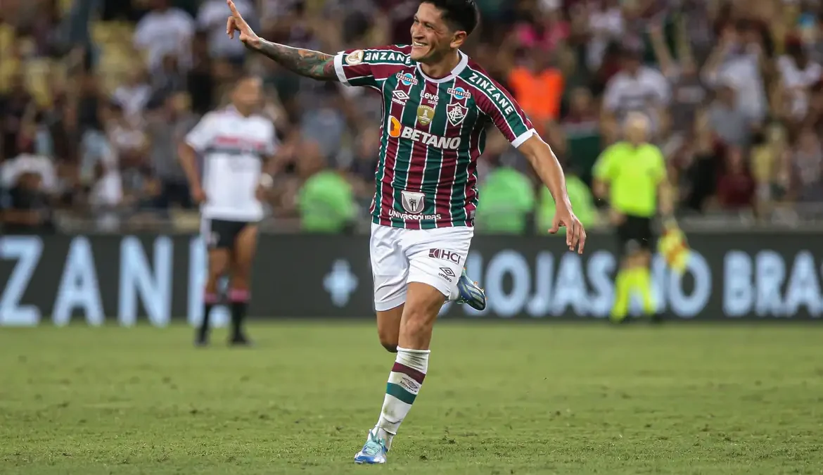 Cano decide e Fluminense supera São Paulo no Maracanã 1 Contando com o faro de gol do argentino Germán Cano, o Fluminense derrotou o São Paulo por 1 a 0, na noite desta quarta-feira (22)