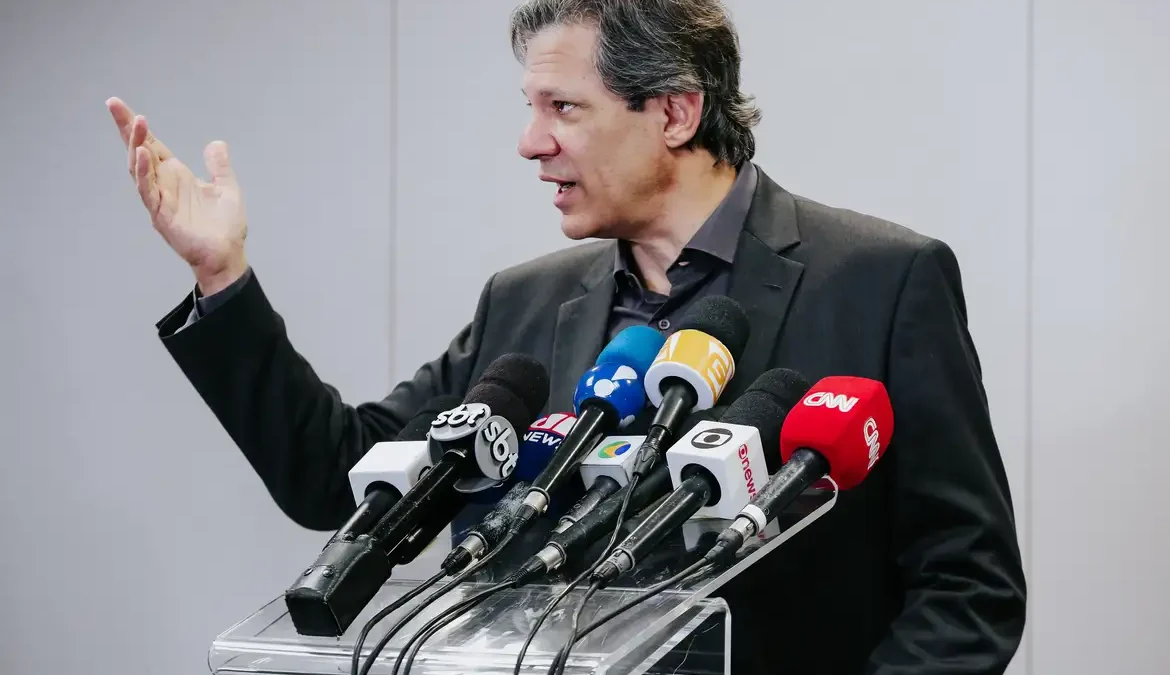 Haddad diz que desoneração da folha é inconstitucional 1 O ministro da Fazenda, Fernando Haddad, defendeu nesta sexta-feira (24) o veto ao projeto de lei que estenderia até 2027 a desoneração