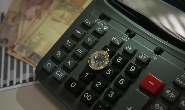 As instituições financeiras terão o prazo de até cinco dias para adequarem seus sistemas para a prática da taxa máxima fixada, sendo
