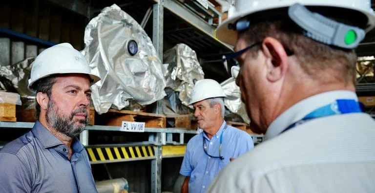 O ministro de Minas e Energia, Alexandre Silveira, visitou nesta segunda-feira (13/11), as obras da usina nuclear de Angra 3, em Angra