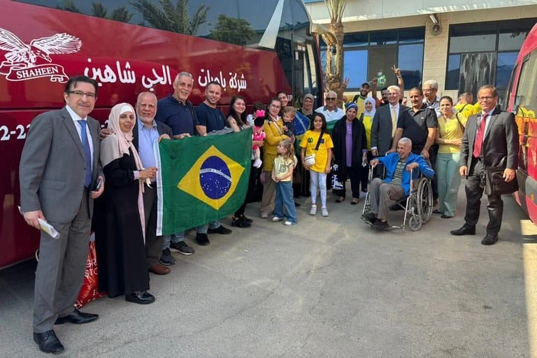 Um novo e complexo capítulo da Operação Voltando em Paz, para repatriar brasileiros na zona de conflito no Oriente Médio, ocorreu na manhã