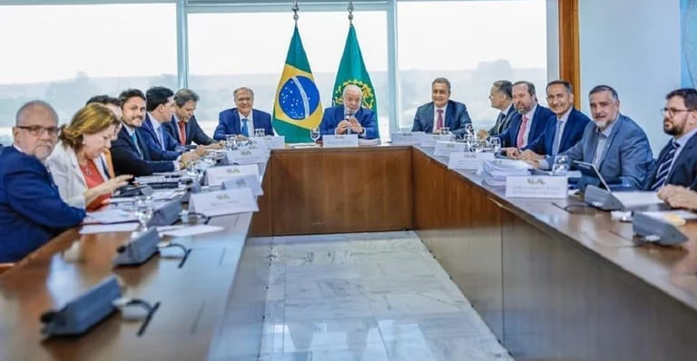 Em reunião com o presidente Lula, Juscelino Filho fala sobre o avanço da conectividade nas escolas 1 O ministro das Comunicações, Juscelino Filho, participou nesta sexta-feira (03/10) de reunião ministerial com o presidente da República