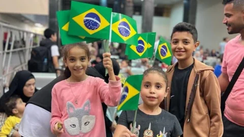 Grupo de brasileiros de Gaza segue para o Cairo. Retorno ao Brasil está previsto para segunda (13) 10 Grupo de brasileiros de Gaza segue para o Cairo. Retorno ao Brasil está previsto para segunda (13)