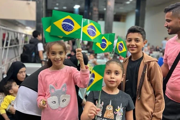 Grupo de brasileiros de Gaza segue para o Cairo. Retorno ao Brasil está previsto para segunda (13) 1 Os semblantes no grupo de 32 brasileiros e parentes que cruzaram a fronteira na manhã deste domingo, 12 de novembro , já trazem muito mais