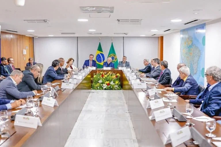 Lula se reúne com associações de produtores de proteína animal e pecuaristas 1 O presidente Lula e os ministros Carlos Fávaro, da Agricultura e Pecuária, e Paulo Pimenta, da Secretaria de Comunicação Social