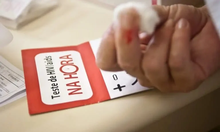 Brasil registra queda de óbitos por AIDS, mas doença ainda mata mais negros do que brancos 1 Nos últimos dez anos, o Brasil registrou queda de 25,5% no coeficiente de mortalidade por AIDS, que passou de 5,5 para 4,1 óbitos por 100