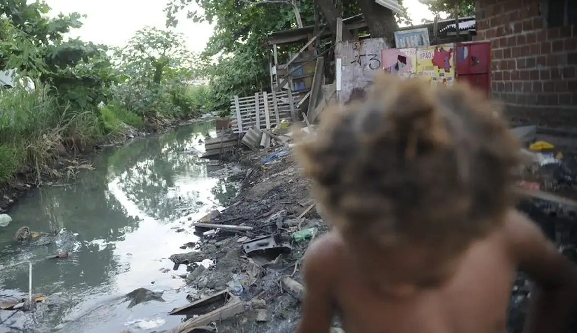 Estudo mostra que 46% das casas no Brasil têm problemas de saneamento 1 Pesquisa divulgada nesta quinta-feira (16) mostra que 46,2% das moradias brasileiras têm algum tipo de privação no saneamento