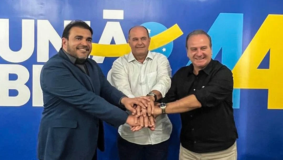 André Merlo filia-se ao partido União Brasil nesta sexta-feira (24/11) 1 O prefeito André Merlo entre o presidente estadual do União Brasil, deputado federal delegado Marcelo Freitas e secretário-geral, Bilac