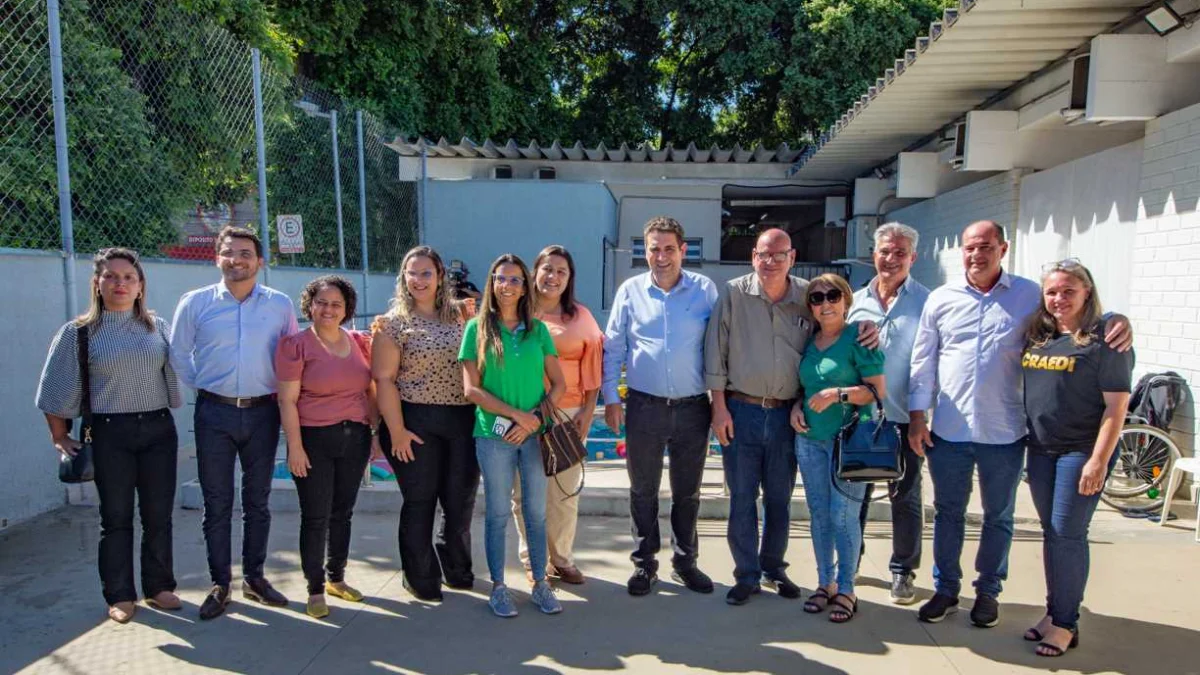 O prefeito André Merlo, mostrou, junto com a coordenadora do CRAEDI, Patrícia Cancilieri, que atualmente o Centro de Referência cumpre bem