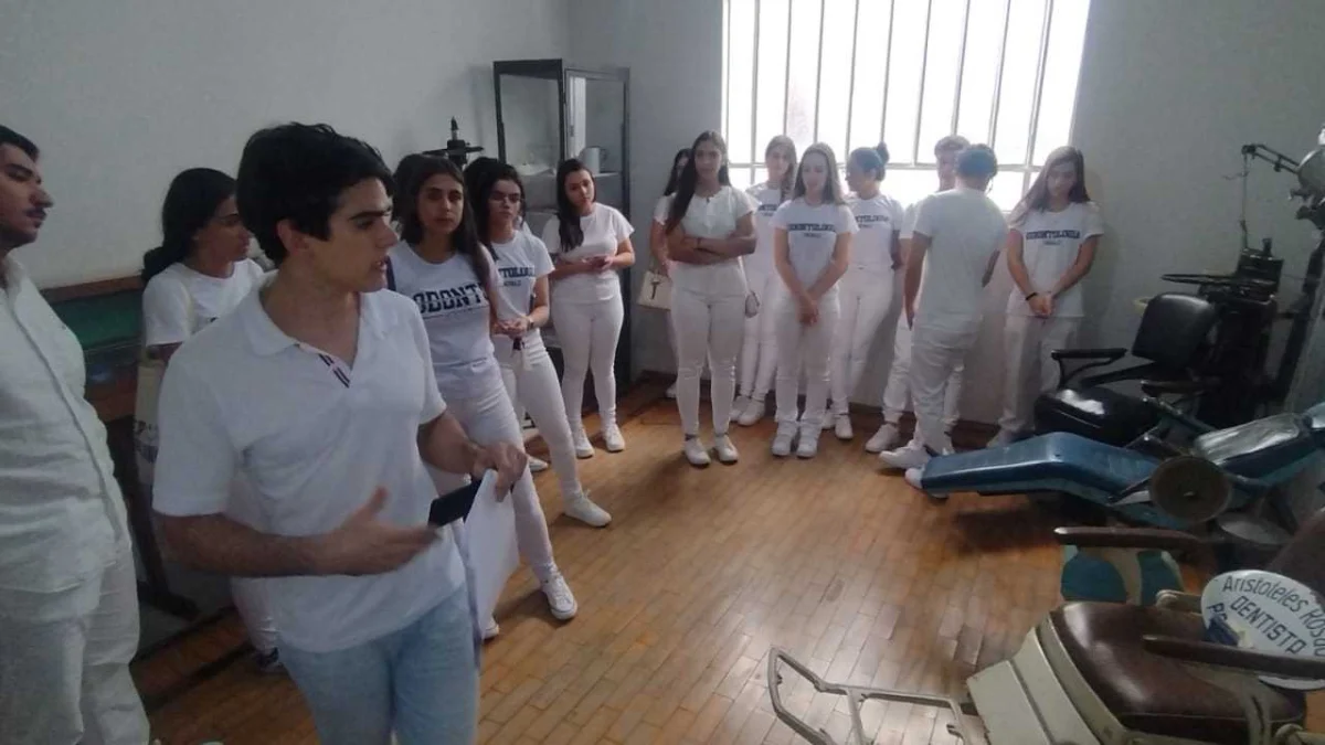 Alunos de odontologia da Univale visitam Museu da Cidade 1 O professor mestre Victor Gavina ministrou na tarde desta quarta-feira (8) uma aula in loco no Museu da Cidade, que possui uma grande