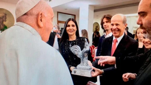 Papa Francisco recebe comitiva do Galo