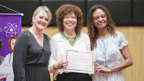 Glaucia Oliveira Assis, cientista valadarense, recebe homenagem na Assembleia Legislativa de Santa Catarina