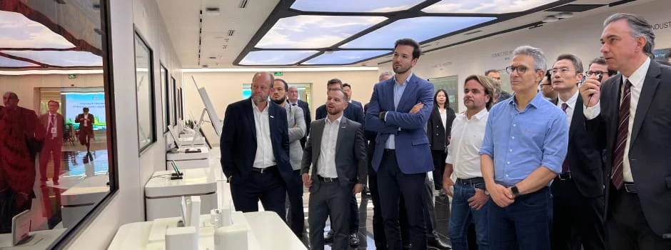 Governo de Minas fecha parceria com Huawei para treinamento tecnológico de 70 mil professores da rede estadual 1 Durante missão oficial à China, o governador de Minas Gerais, Romeu Zema, se reuniu com representantes da empresa de tecnologia chinesa