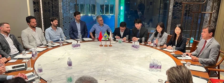 Na China, Governo de Minas garante atração de nova fábrica que vai gerar cem novos empregos no Norte de Minas 1 O governador Romeu Zema anunciou, nesta segunda-feira (6/11), a implantação de uma nova fábrica com investimento chinês em Minas Gerais