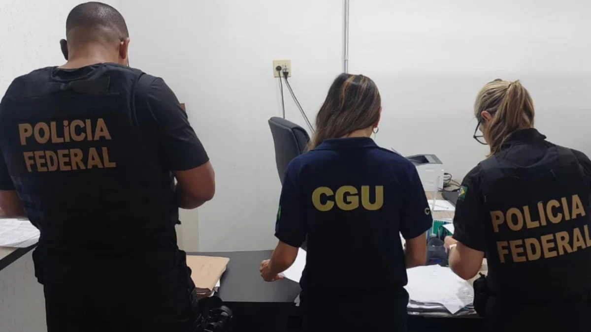 Os policiais federais em ação, durante a apreensão de documentos que comprovam as fraudes