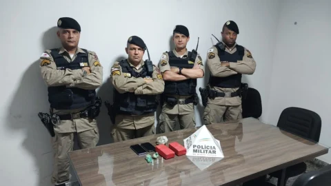 PM prende homem que transportava droga a pedido de uma mulher
