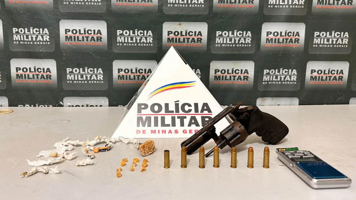 Policiais militares abordam mulher com bebê ao colo e localizam arma dentro de bolsa que levava objetos dessa criança 1 O revólver, as drogas, as munições e outros produtos foram na casa da mulher. Parte do material estava dentro de uma boneca