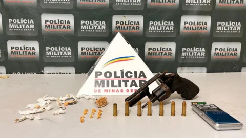 Policiais militares abordam mulher com bebê ao colo e localizam arma dentro de bolsa que levava objetos dessa criança