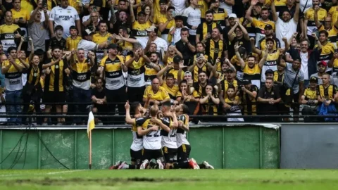 Criciúma vence e retorna à série A do Brasileirão