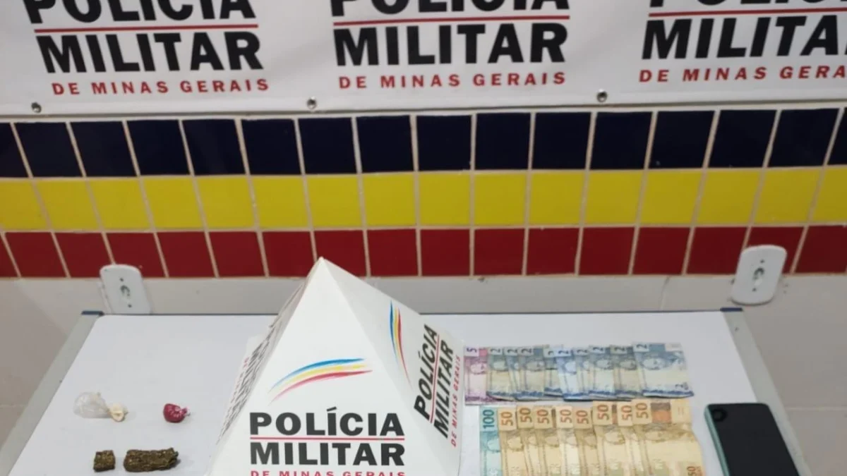 PM prende homem por tráfico de drogas e mandado de prisão em aberto 1 O material apreendido pelos policiais foi levado à Delegacia de Polícia Civil