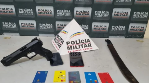 Trio rouba mulher na Rua Peçanha, mas se dá mal. Policiais militares perseguiram os criminosos, que acabaram presos