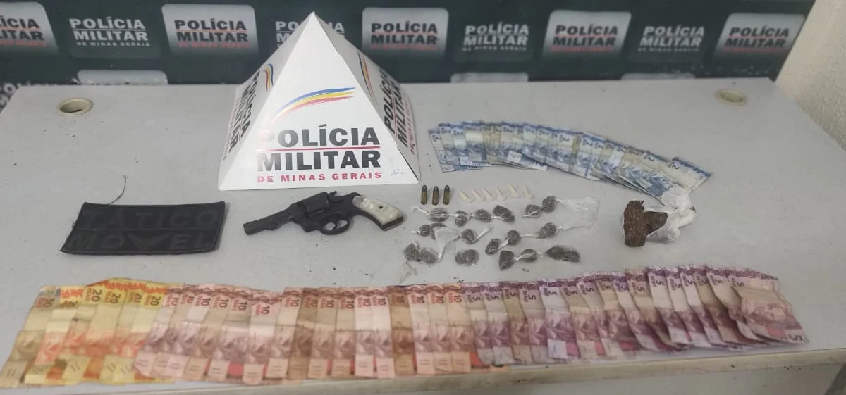 PM prende homem que vendia drogas e seu segurança, que vigiava a entrada do ponto de drogas 1 O material apreendido pelos policiais militares: drogas, armas e dinheiro