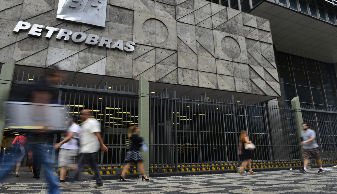 Petrobras refina 100% de óleo de soja pela primeira vez 1 A Refinaria de Petróleo Riograndense (RPR), que pertence à Petrobras, conseguiu processar 100% de óleo de soja em uma unidade de refino