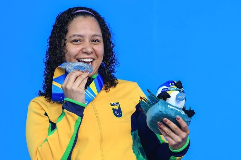 Dedicação de mãe e suporte do Governo Federal pavimentaram a trajetória da campeã Cecília Araújo 1 Agora, duas décadas depois, Clédina assiste, das arquibancadas dos Jogos Parapan-Americanos de Santiago, ao esforço e à dedicação se