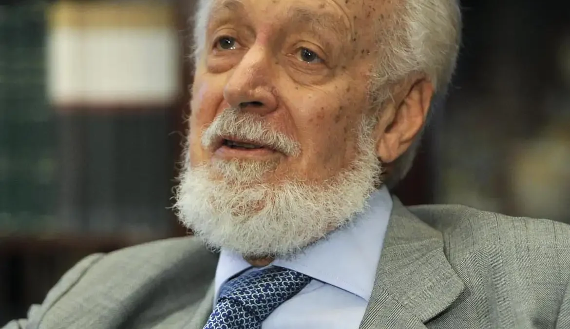 O acadêmico, diplomata, poeta, ensaísta, memorialista e historiador Alberto Costa e Silva morreu na madrugada deste domingo (26), em casa