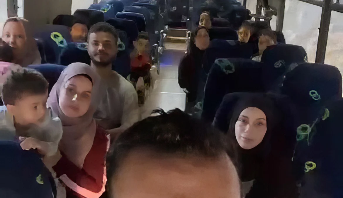 Brasileiros em Gaza estão na fronteira com Egito aguardando passagem 1 O grupo dos brasileiros que estão na Faixa de Gaza aguarda, desde o início da manhã desta sexta-feira (10), a possibilidade de atravessar