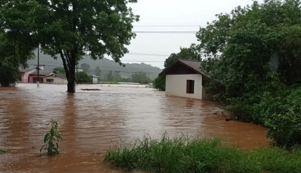 Chuvas causam morte e estragos no Rio Grande do Sul 1 A Defesa Civil do Rio Grande do Sul confirmou hoje (21) a quinta morte em decorrência das fortes chuvas que atingem o estado