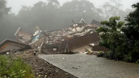Prédio desaba em Gramado por causa do grande volume de chuvas 8 Prédio desaba em Gramado por causa do grande volume de chuvas