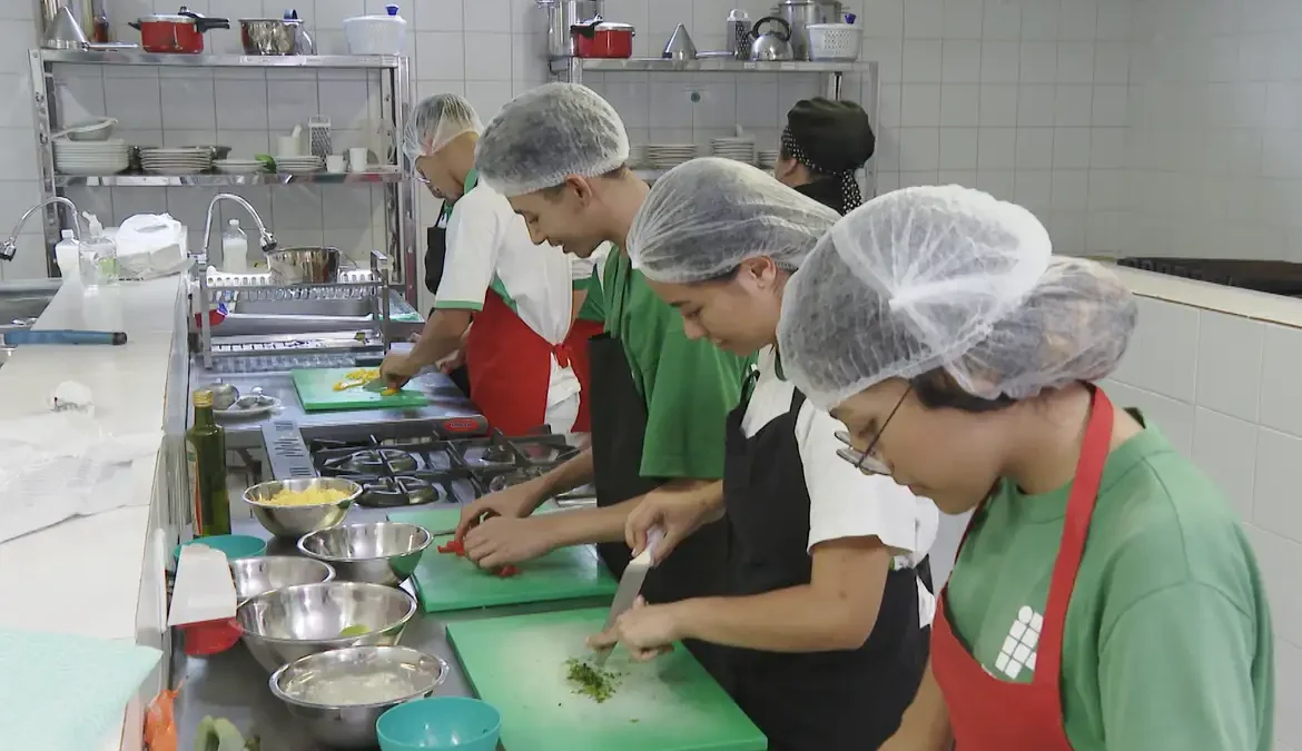 Desemprego cai de 8% para 7,7% no país no terceiro trimestre do ano 1 A queda na taxa de desemprego no país, de 8% no segundo trimestre para 7,7% no terceiro trimestre deste ano, foi puxada principalmente pelo