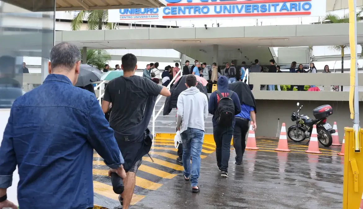 Prova do Enade será aplicada a partir das 13h30; portões fecham às 13h 1 As provas do Exame Nacional de Desempenho dos Estudantes (Enade) 2023 serão aplicadas neste domingo (26) em todas as unidades federativas