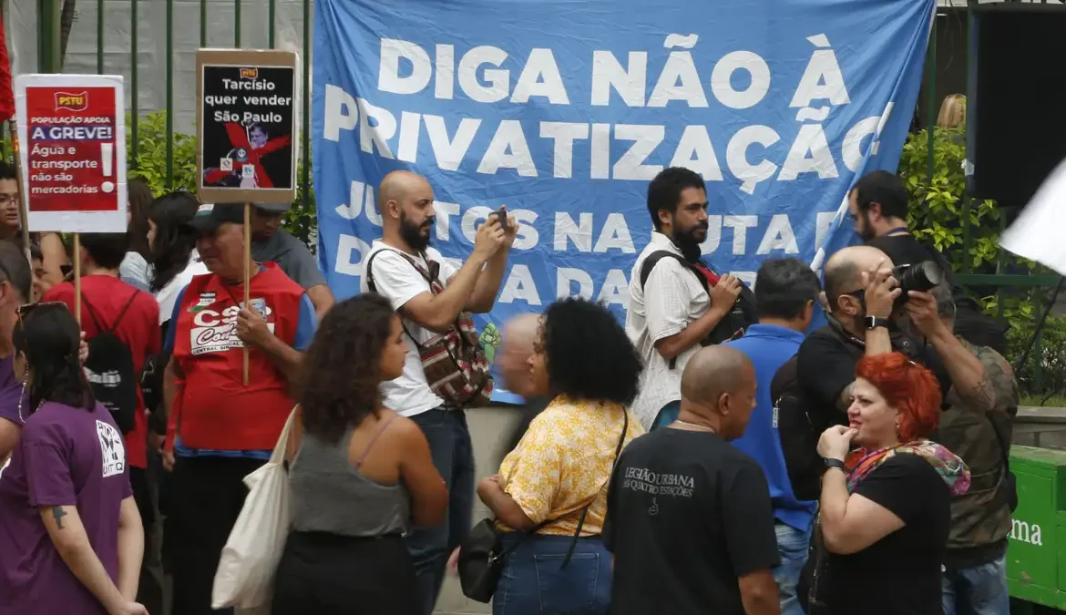 A assembleia ocorreu em frente à Câmara dos Vereadores, na região central da cidade