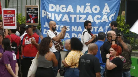 Categorias confirmam greve unificada contra privatizações em SP 8 Categorias confirmam greve unificada contra privatizações em SP