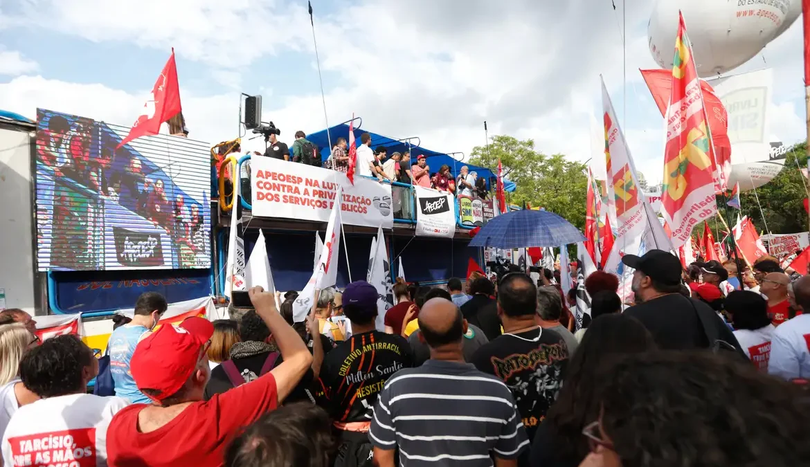 SP: manifestantes protestam contra privatizações e corte na educação 1 Manifestantes realizaram, na tarde desta terça-feira (28), em frente ao prédio da Assembleia Legislativa do Estado de São Paulo, um ato