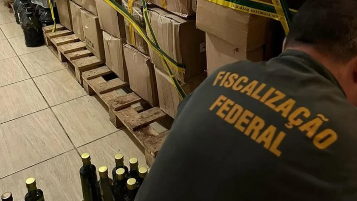 Força-tarefa apreende mais de 6 mil garrafas de azeite falsificado 1 Uma força-tarefa do Ministério da Agricultura e Pecuária (Mapa) apreendeu 6.031 garrafas de azeite de oliva falsificado e descartou 16.380