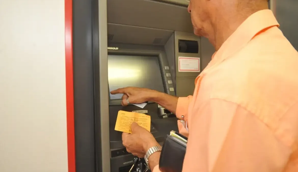 Bancos fecham nesta quarta-feira e reabrem na quinta 1 As agências bancárias não farão atendimento ao público no feriado nacional do Dia da Proclamação da República (15)