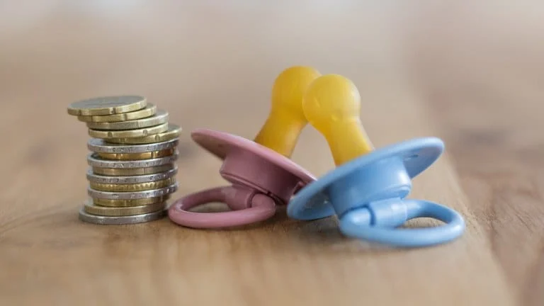 O salário-família é um valor pago ao empregado, inclusive o doméstico, e ao trabalhador avulso, baseado no número de filhos ou equiparados