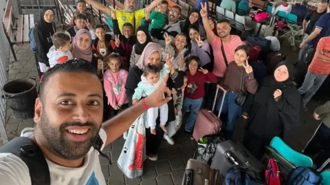 Brasileiros cruzam a fronteira de Gaza com o Egito