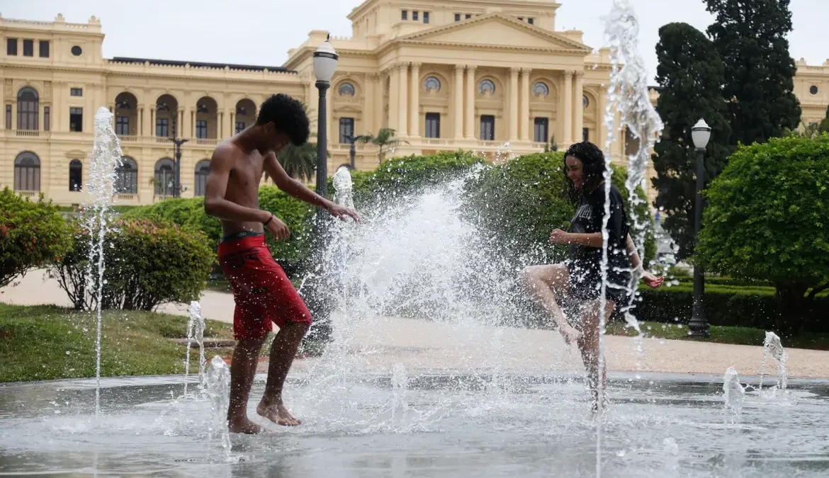 Onda de calor atinge sete estados no fim de semana 1 Sete estados das regiões Centro-Oeste e Sudeste do país entraram no fim de semana em alerta máximo pela onda de calor