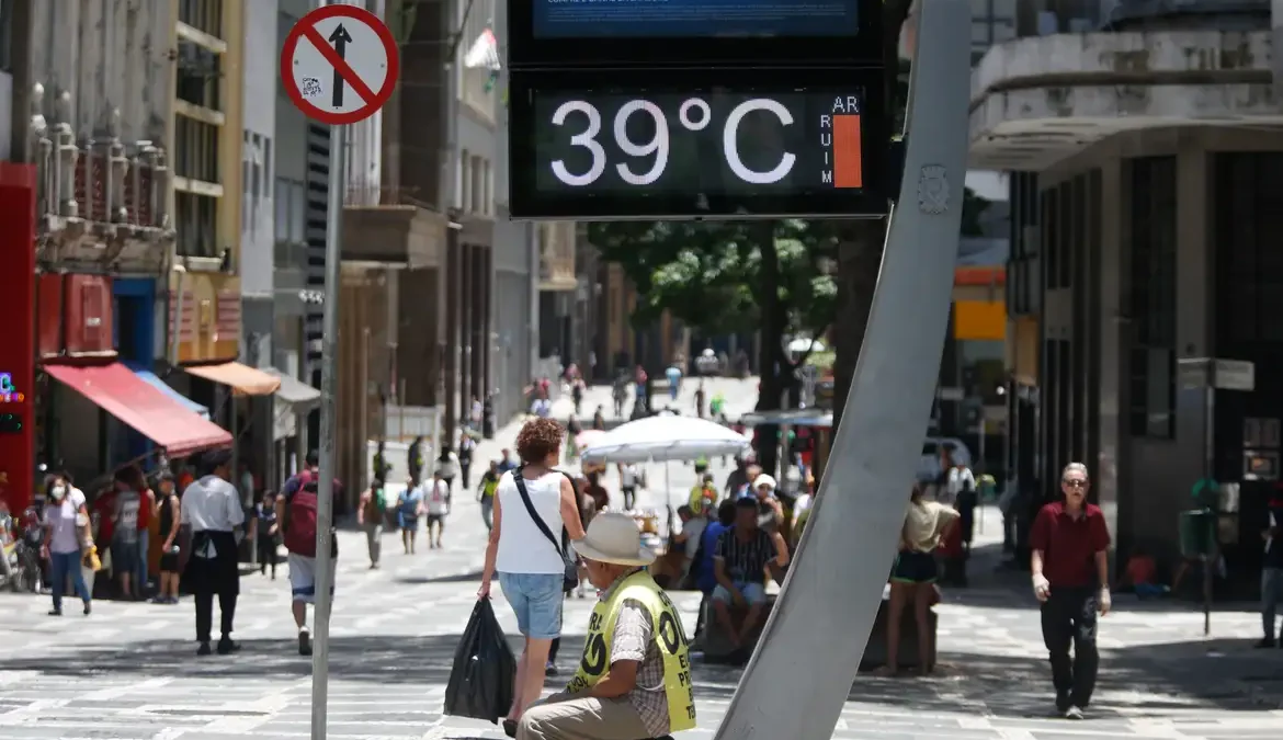 El Niño: pesquisadores preveem mais calor no Sudeste e Centro-Oeste 1 A onda de calor sentida nos últimos dias nas regiões Sudeste e Centro-Oeste do país sofre influência do fenômeno El Niño