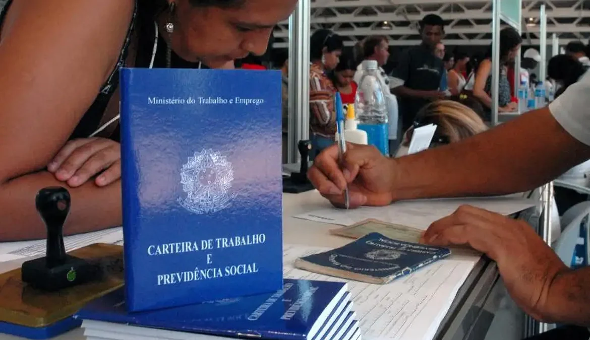 Mercado de trabalho reproduz desigualdade racial, aponta Dieese 1 O mercado de trabalho ainda é espaço de reprodução da desigualdade racial, não apenas a inserção, mas as possibilidades de ascensão são
