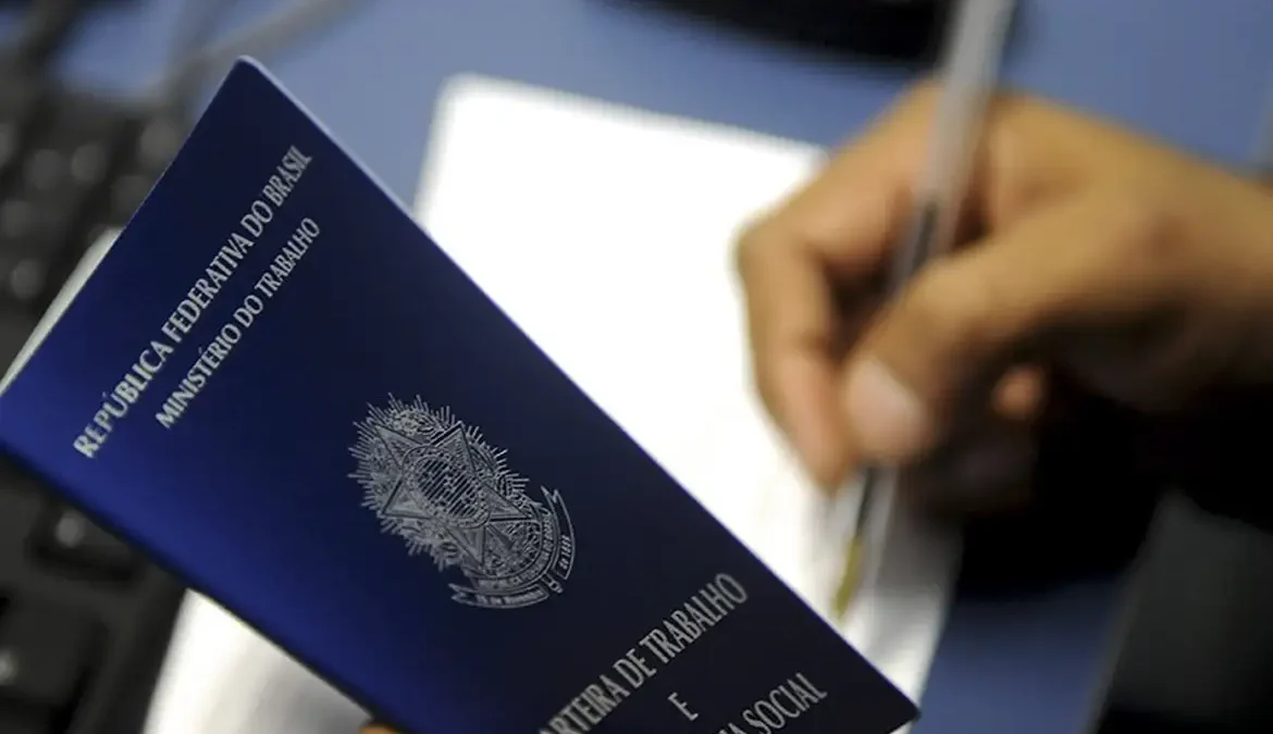 Pela 1ª vez, Brasil tem mais de 100 milhões de trabalhadores ocupados 1 O Brasil ultrapassou a marca de 100 milhões de trabalhadores ocupados desde o início da série histórica da Pesquisa Nacional por Amostra