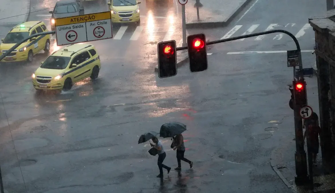 Depois de uma forte onda de calor nos últimos dias, o próximo fim de semana terá ocorrência de chuva forte em áreas das regiões Sudeste
