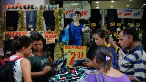 Vendas no comércio crescem 0,6% de agosto para setembro, diz IBGE 5 Vendas no comércio crescem 0,6% de agosto para setembro, diz IBGE
